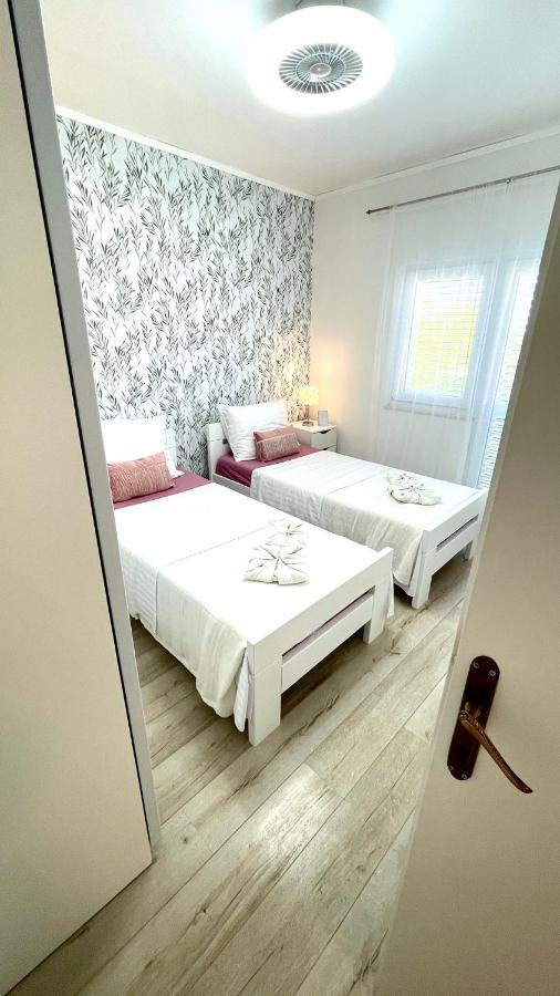 Apartment For 6 + Free Parking Place Zadar Eksteriør billede